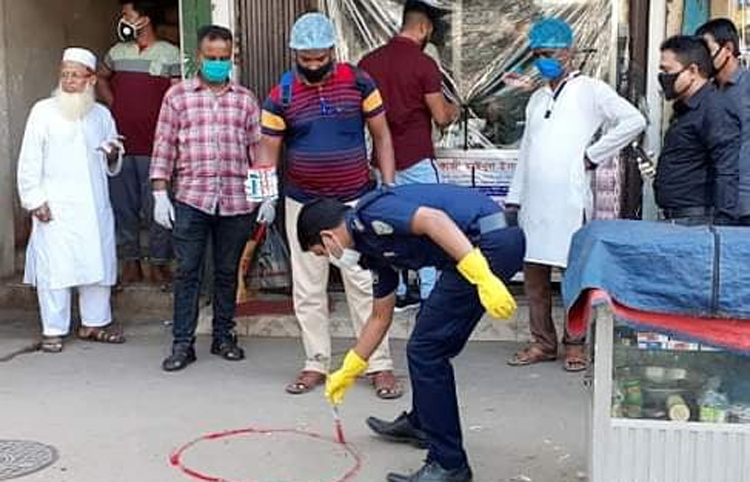বিশ্বনাথে দূরত্ব ছক এঁকে দিচ্ছে পুলিশ