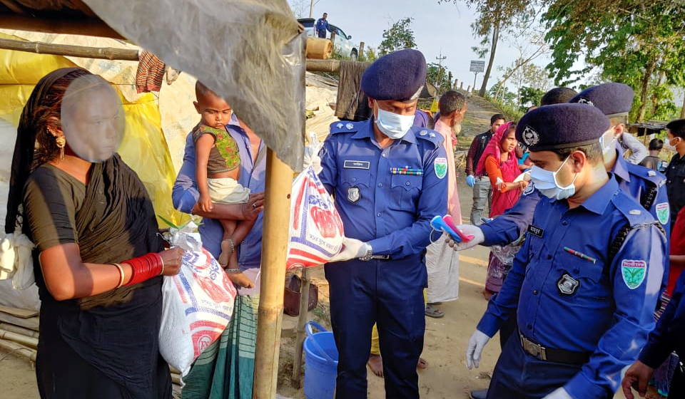 খাদ্য উপকরণ নিয়ে জৈন্তাপুরের বেদে পল্লীতে পুলিশ সুপার ফরিদ উদ্দিন