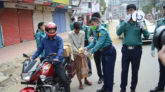 নগরীতে হ্যান্ড স্যানিটাইজার বিতরণ করলো কোতোয়ালী থানা পুলিশ