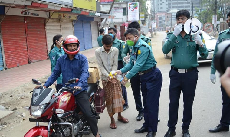 নগরীতে হ্যান্ড স্যানিটাইজার বিতরণ করলো কোতোয়ালী থানা পুলিশ