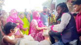 দরিদ্রদের মধ্যে হিরো আলমের খাবার বিতরণ