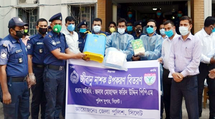 করোনা প্রতিরোধে সিলেট জেলা পুলিশের উদ্যোগে জীবানু নাশক উপকরণ বিতরণ