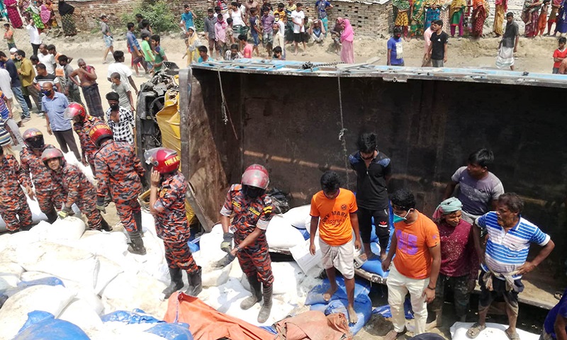 বাস-ট্রাক সংঘর্ষে নিহত ৪, আহত ১০