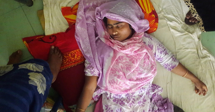 চিৎকার করায় প্রবাসীর স্ত্রীকে কুপিয়ে জখম