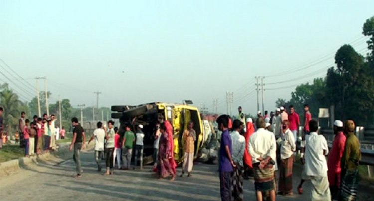 সিমেন্ট বোঝাই ট্রাক উল্টে নিহত ৫