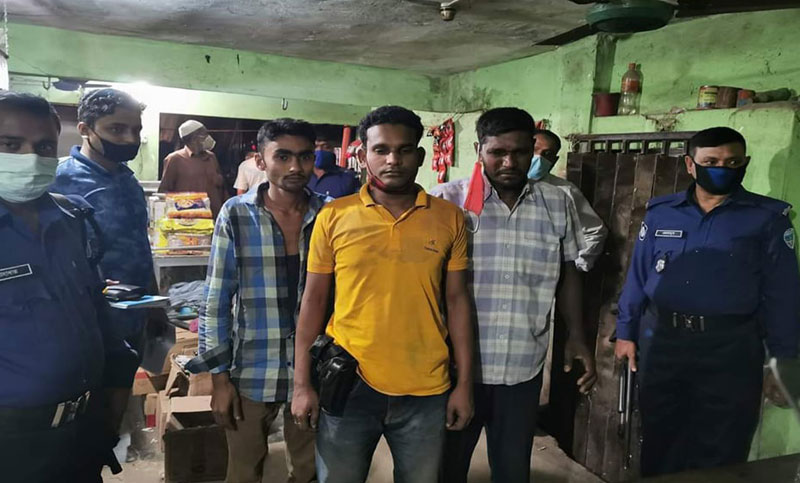 গণহারে চাঁদাবাজির অভিযোগে পুলিশ সদস্যসহ তিনজনের বিরুদ্ধে মামলা