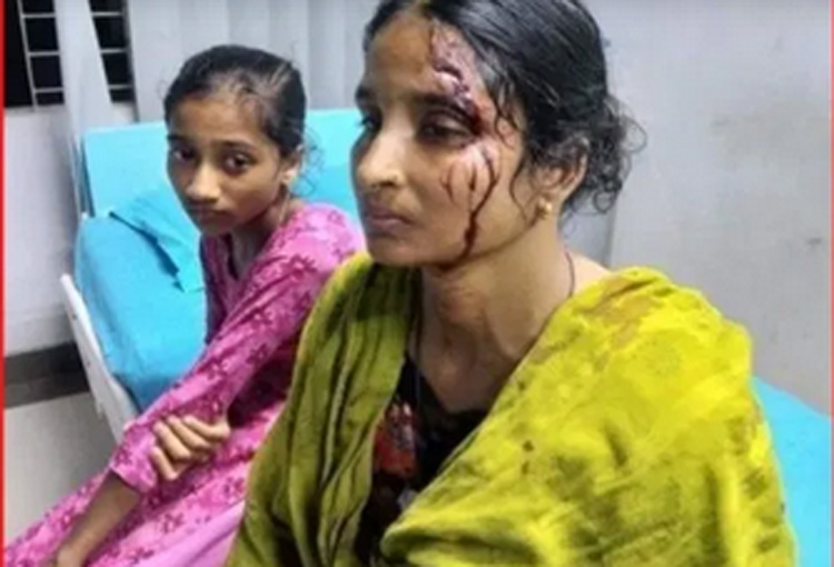 টাকার জন্য ভাড়াটিয়ার স্ত্রী-কন্যাকে পেটালেন বাড়িওয়ালা