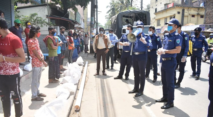 সিলেটে পুলিশ সুপারের উদ্যোগে খাদ্য সামগ্রী বিতরন অব্যাহত