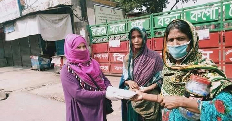 রাস্তাঘাটে অসহায় হতদরিদ্র মানুষকে খাওয়ালেন নার্স শেফালি