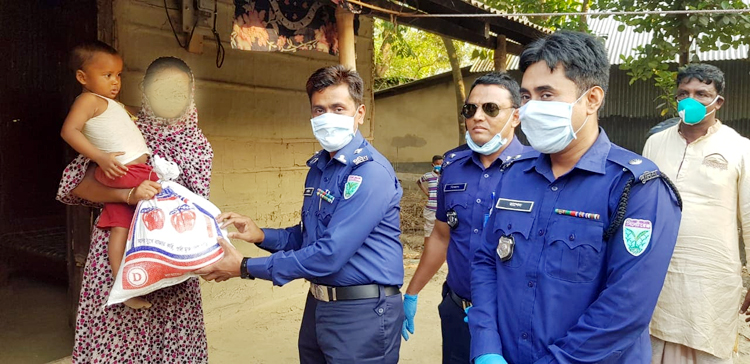 ফোন কলে খাদ্য সহায়তা দিচ্ছে সিলেট জেলা পুলিশ