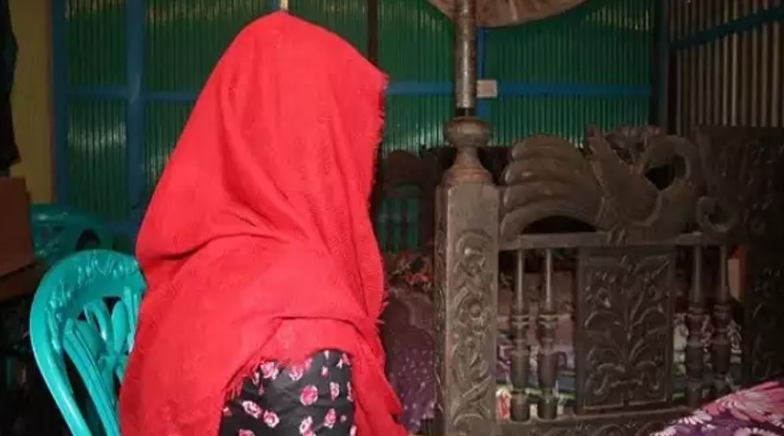 করোনার মধ্যেই প্রেমিকের বাড়িতে গিয়ে অনশন, মধ্যরাতে বিয়ে