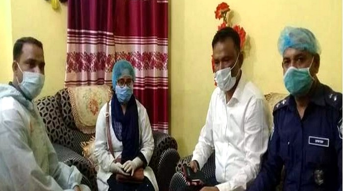 বের করে দেওয়া সেই নারী চিকিৎসককে বাসায় তুলে দিল পুলিশ
