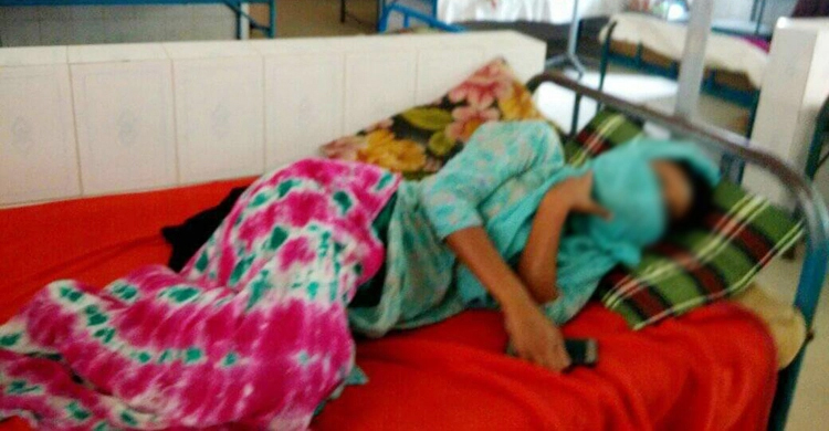 অপবাদ দিয়ে একই পরিবারের ৩ জনকে মল খাওয়ানোর অভিযোগ