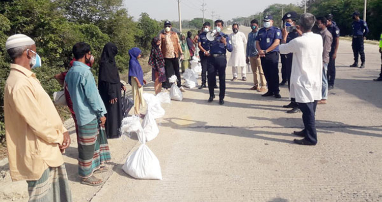 কোম্পানীগঞ্জে গৃহবন্দী অসহায় মানুষের মধ্যে পুলিশ সুপারের খাদ্যসামগ্রী বিতরণ