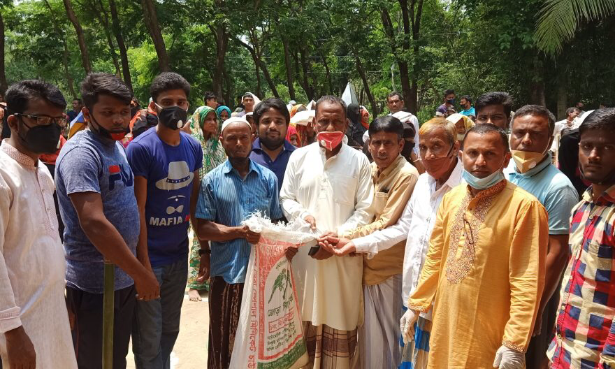 গোয়াইনঘাটে সাংবাদিক সুবাসের খাদ্য সহায়তা প্রদান