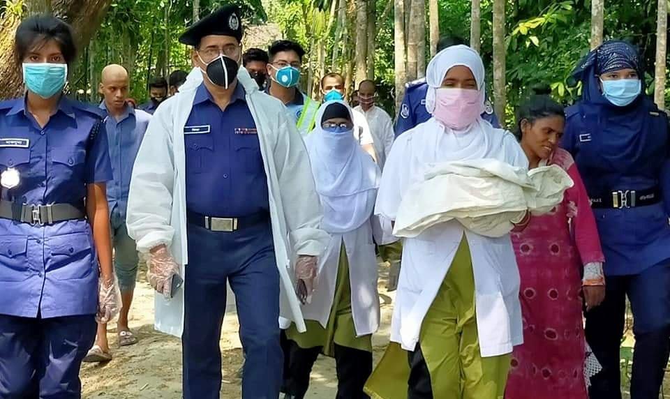 ‘কেউ আসেনি, এসেছে নার্স-পুলিশ: রাস্তায় জন্মনেয়া শিশু ও মায়ের দায়িত্ব নিলেন ওসি