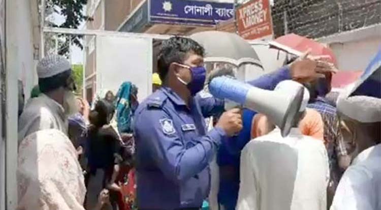 সুনামগঞ্জে সোনালী ব্যাংকে দীর্ঘ ল্ইান, শহরে আতঙ্ক