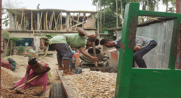 জগন্নাথপুরে পুলিশের নিষেধ অমান্য করে ছাদ ঢালাই কাজ