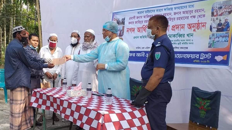 বিশ্বনাথে দুস্থদের মধ্যে নগদ অর্থ বিতরণ করলেন এমপি মোকাব্বির