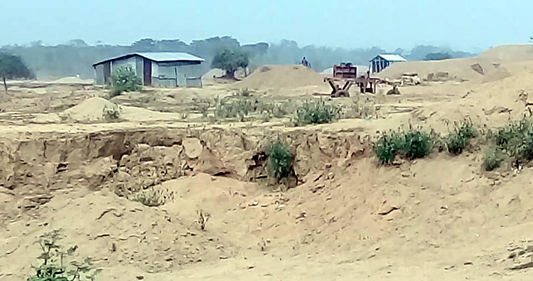 সুনামগঞ্জে নদীতে অবৈধভাবে বালি-পাথর উত্তোলন, আটক ৭