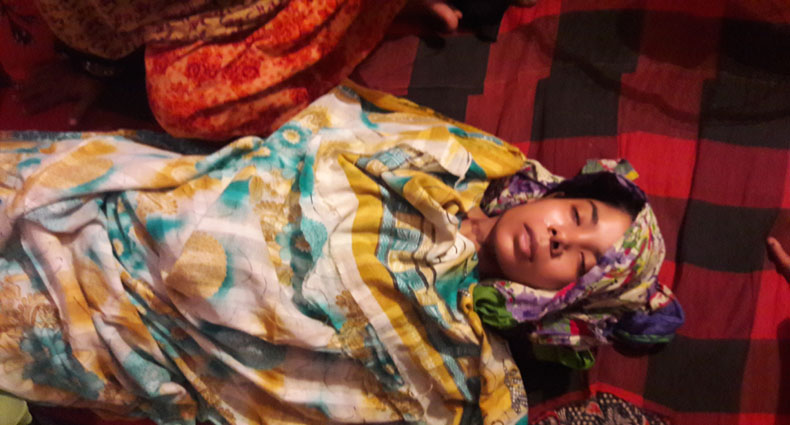 স্বামী ঘুমে, ফ্যানে ঝুলছে স্ত্রীর মরদেহ!