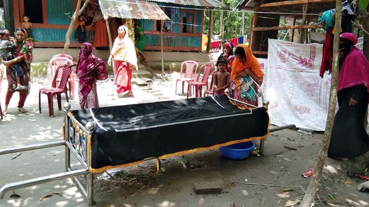 স্বামীর গ্রেফতারের দাবিতে ৪ দিনেও দাফন হয়নি গৃহবধূর লাশ