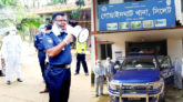 করোনা মোকাবেলায় জীবনের ঝুঁকি নিয়ে মাঠে ওসি আব্দুল আহাদ