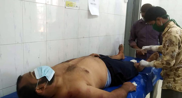 চাঁদা না দেওয়ায় ঠিকাদারের ওপর সন্ত্রাসী হামলা