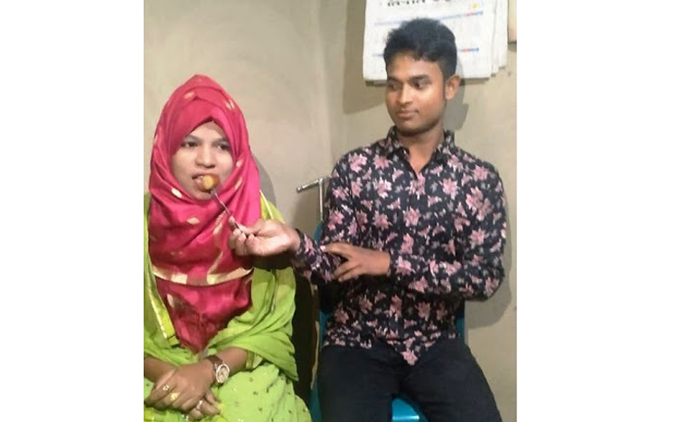 স্ত্রীর লাশ ঝুলিয়ে রেখে দুই সন্তানের জননী নিয়ে উধাও স্বামী