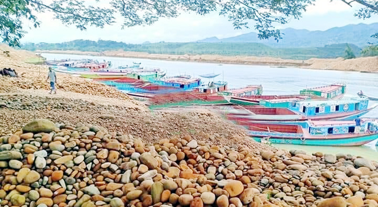 ইজারার মেয়াদ শেষ, লোভাছড়ায় প্রভাবশালী পাথর ব্যবসায়ীরা বেপরোয়া