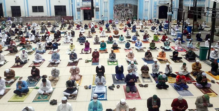 সিলেটে মসজিদে মসজিদে ঈদের নামাজ আদায়, করোনামুক্তির আহাজারি