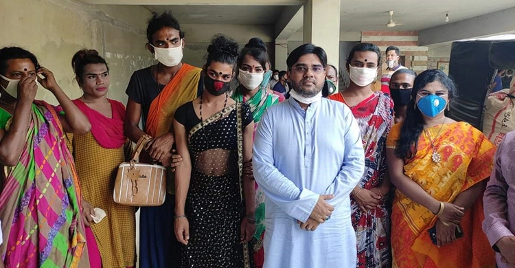 এমপিকে কাছে পেয়ে কষ্টের কথা জানালেন হিজড়ারা