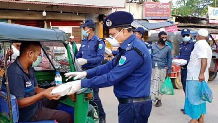 জৈন্তাপুরে মে দিবসে ইফতার হাতে নিয়ে শ্রমজীবীদের পাশে ওসি শ্যামল বনিক