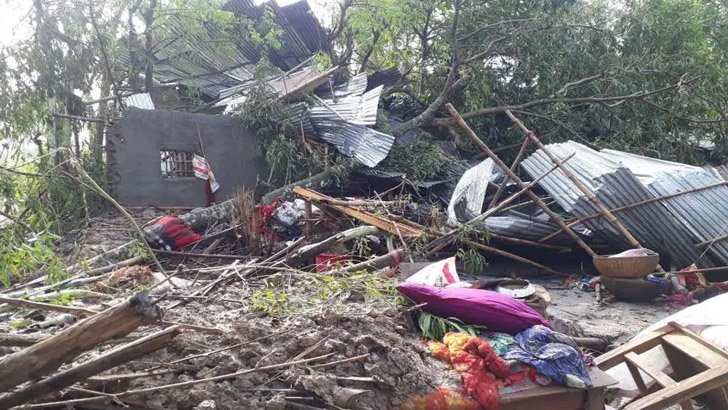 ঝড়ে লণ্ডভণ্ড ৪০ গ্রাম, মা-দুই শিশুসহ নিহত ৪