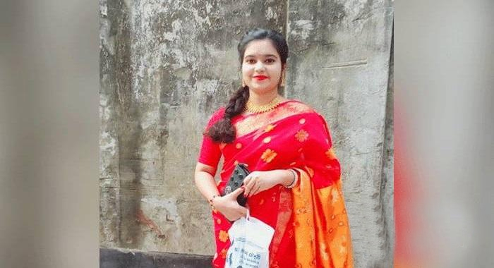 বন্ধ মেসে বই-খাতা নিতে এসে প্রাণ গেল কলেজছাত্রীর