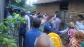 স্ত্রী-সন্তানের গলাকাটা বিছানায়, পাশেই ঝুলন্ত লাশ স্বামীর