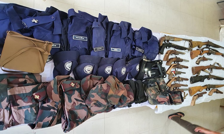 ডাকাতের আস্তানায় মিললো পুলিশ-বিজিবির ১৩ সেট পোশাক