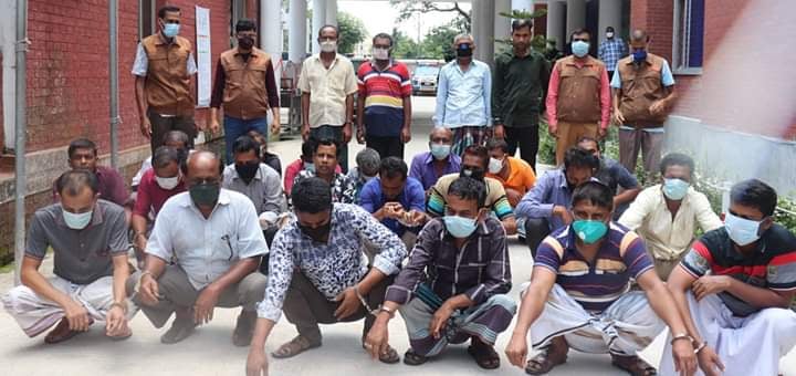 ময়মনসিংহে জুয়ার বোর্ডে হানা দিয়ে জুয়াখেলা রত অবস্থায় ২৭ জন গ্রেফতার!