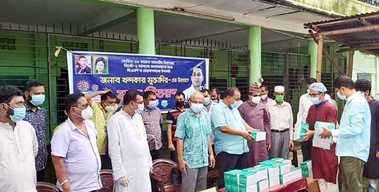 সাধারণ মানুষের মাঝে খন্দকার মুক্তাদিরের মাস্ক বিতরণ