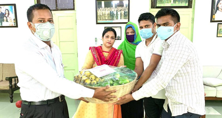 করোনায় আক্রান্ত পুলিশ সদস্যদের ফলমূল পাঠালো পুনাক