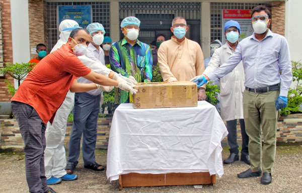 শামসুদ্দিন হাসপাতালে দুটি ভেন্টিলেটর দিলেন পররাষ্ট্রমন্ত্রী