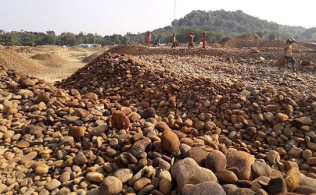 হাইকোর্টের আদেশ: লোভাছড়া কোয়ারি থেকে পাথর সরানো যাবে না
