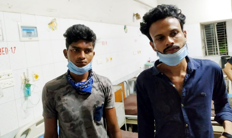 নগরীর মীরের ময়দান থেকে সিএনজিসহ দুই ছিনতাইকারী আটক