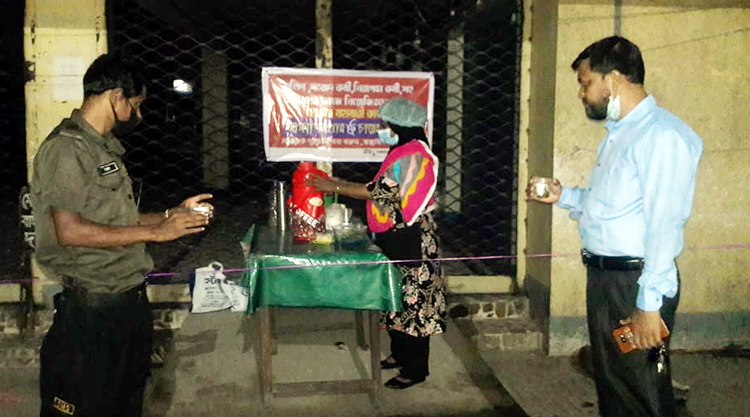 সিলেটে তিন মাস ধরে সবাইকে বিনা পয়সায় চা-খাওয়ান হাছনা খান