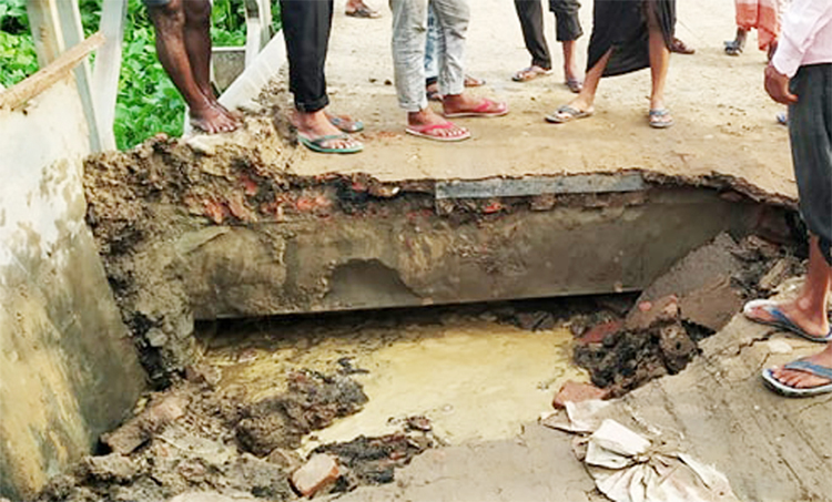 জগন্নাথপুর-রাণীগঞ্জ সড়কে যানবাহন চলাচল বন্ধ