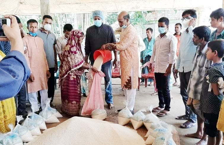 নন্দিরগাঁও ইউপি চেয়ারম্যান এস কামরুল হাসান আমিরুলের ত্রাণ বিতরণ