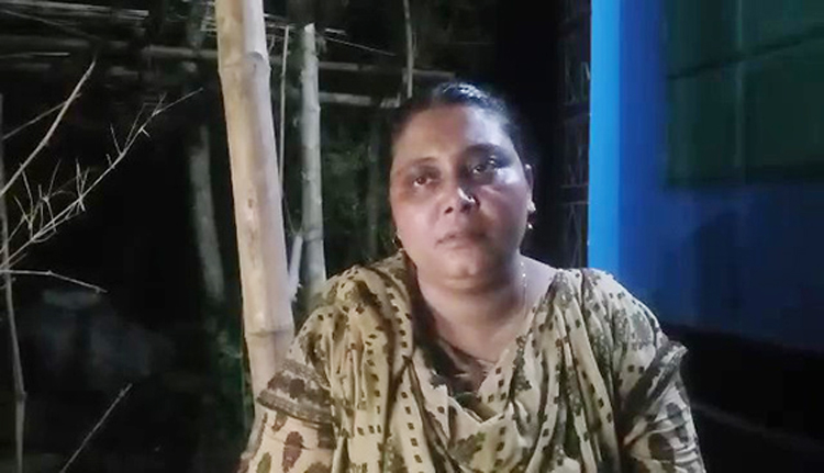 বিয়ের দাবীতে প্রেমিকের বাড়িতে ৩ সন্তানের জননীর অনশন