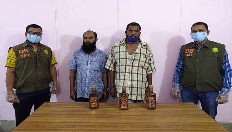 নগরীর নয়াসড়ক থেকে ভারতীয় মদসহ আটক ২
