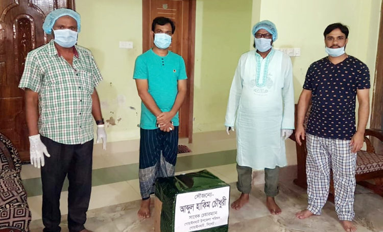 জৈন্তাপুরে করোনা আক্রান্ত বিএনপি নেতার বাড়িতে আব্দুল হাকিম চৌধুরীর উপহার