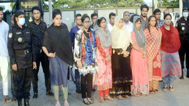 চাকরির প্রলোভন দিয়ে প্রতারণা: নারী-পুরুষসহ গ্রেফতার ২০